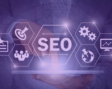 O que é GEO no SEO? E por que estou atenta a essa mudança Com a evolução da inteligência artificial generativa, o SEO tradicional está dando espaço para uma nova abordagem: o GEO – Generative Engine Optimization. Esse conceito tem ganhado força porque reflete diretamente a forma como os buscadores estão mudando. Em vez de apenas listar links, agora eles sintetizam respostas completas, reunindo dados de diversas fontes para entregar ao usuário algo mais contextual e direto. Isso muda bastante a lógica do jogo. Já não basta produzir um conteúdo otimizado por palavra-chave ou garantir backlinks. É preciso entender como a IA interpreta a intenção de busca e como ela estrutura suas respostas. Por isso, as estratégias de conteúdo que funcionavam bem até pouco tempo atrás precisam ser revistas. Como venho ajustando minhas estratégias para GEO O foco está cada vez mais na experiência do usuário e na utilidade real do conteúdo. E isso exige um novo tipo de construção. Entre os pontos mais importantes que tenho priorizado estão: Produzir conteúdo realmente completo A IA valoriza profundidade. Por isso, cada página precisa responder às dúvidas do usuário com clareza, abrangência e base sólida. Aplicar dados estruturados Marcar o conteúdo com dados organizados ajuda os motores generativos a interpretarem melhor as informações, facilitando sua exibição nas respostas. Explorar tópicos relacionados Não basta focar em um termo isolado. É preciso abordar variações e conexões relevantes dentro do mesmo conteúdo para ampliar a cobertura semântica. Manter os conteúdos atualizados As respostas da IA priorizam fontes recentes. Isso torna a atualização contínua uma etapa estratégica, não apenas operacional. Por que esse assunto se tornou tão relevante agora? A principal razão é a mudança no comportamento do público. Cada vez mais pessoas recorrem diretamente a ferramentas como ChatGPT para tirar dúvidas, comparar produtos ou tomar decisões. E se a marca não for citada ali, corre o risco de ficar invisível. Além disso, o volume de uso dessas ferramentas já ultrapassa plataformas tradicionais como o Bing, o que sinaliza que essa mudança não é pontual — é um novo padrão de navegação que já está consolidado. Conclusão O GEO é uma resposta necessária às transformações nos mecanismos de busca. Adaptar estratégias para aparecer nos resultados gerados por IA é, hoje, uma das frentes mais importantes do marketing digital. Otimizar para GEO não significa abandonar o SEO tradicional, mas sim dar um passo além — pensando não só no algoritmo, mas na forma como a inteligência artificial entrega respostas ao usuário final. Ajustar o conteúdo a esse novo cenário é uma forma de garantir visibilidade, autoridade e presença contínua, mesmo em um ecossistema digital em constante mudança.