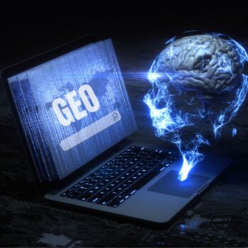 O que é GEO no SEO? E por que estou atenta a essa mudança Com a evolução da inteligência artificial generativa, o SEO tradicional está dando espaço para uma nova abordagem: o GEO – Generative Engine Optimization. Esse conceito tem ganhado força porque reflete diretamente a forma como os buscadores estão mudando. Em vez de apenas listar links, agora eles sintetizam respostas completas, reunindo dados de diversas fontes para entregar ao usuário algo mais contextual e direto. Isso muda bastante a lógica do jogo. Já não basta produzir um conteúdo otimizado por palavra-chave ou garantir backlinks. É preciso entender como a IA interpreta a intenção de busca e como ela estrutura suas respostas. Por isso, as estratégias de conteúdo que funcionavam bem até pouco tempo atrás precisam ser revistas. Como venho ajustando minhas estratégias para GEO O foco está cada vez mais na experiência do usuário e na utilidade real do conteúdo. E isso exige um novo tipo de construção. Entre os pontos mais importantes que tenho priorizado estão: Produzir conteúdo realmente completo A IA valoriza profundidade. Por isso, cada página precisa responder às dúvidas do usuário com clareza, abrangência e base sólida. Aplicar dados estruturados Marcar o conteúdo com dados organizados ajuda os motores generativos a interpretarem melhor as informações, facilitando sua exibição nas respostas. Explorar tópicos relacionados Não basta focar em um termo isolado. É preciso abordar variações e conexões relevantes dentro do mesmo conteúdo para ampliar a cobertura semântica. Manter os conteúdos atualizados As respostas da IA priorizam fontes recentes. Isso torna a atualização contínua uma etapa estratégica, não apenas operacional. Por que esse assunto se tornou tão relevante agora? A principal razão é a mudança no comportamento do público. Cada vez mais pessoas recorrem diretamente a ferramentas como ChatGPT para tirar dúvidas, comparar produtos ou tomar decisões. E se a marca não for citada ali, corre o risco de ficar invisível. Além disso, o volume de uso dessas ferramentas já ultrapassa plataformas tradicionais como o Bing, o que sinaliza que essa mudança não é pontual — é um novo padrão de navegação que já está consolidado. Conclusão O GEO é uma resposta necessária às transformações nos mecanismos de busca. Adaptar estratégias para aparecer nos resultados gerados por IA é, hoje, uma das frentes mais importantes do marketing digital. Otimizar para GEO não significa abandonar o SEO tradicional, mas sim dar um passo além — pensando não só no algoritmo, mas na forma como a inteligência artificial entrega respostas ao usuário final. Ajustar o conteúdo a esse novo cenário é uma forma de garantir visibilidade, autoridade e presença contínua, mesmo em um ecossistema digital em constante mudança.